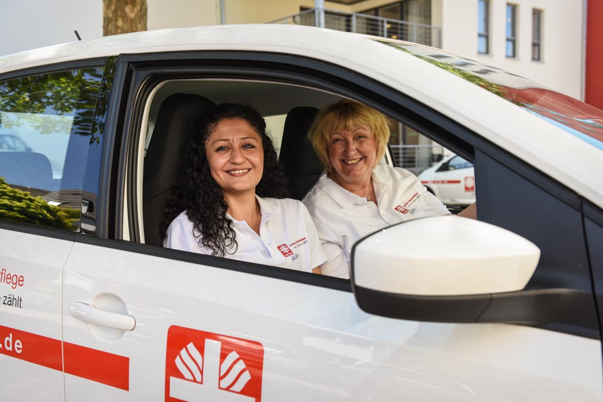 zwei Pflegerinnen im Auto