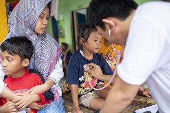 Der Mediziner Christian Sikite und die Psychologin Permata Andhika des Caritas-Projektpartners KUN helfen Betroffenen nach der Tsunami-Katastrophe in Java und Sumatra. Mit einer mobilen Klinik und einem Angebot für psychosoziale Unterstützung kommen die beiden Freiwilligen auch in die entlegensten Dörfer. Im Interview erzählen sie, was sie antreibt, den Menschen zu helfen und welche Herausforderungen ihre Arbeit mit sich bringt. 
