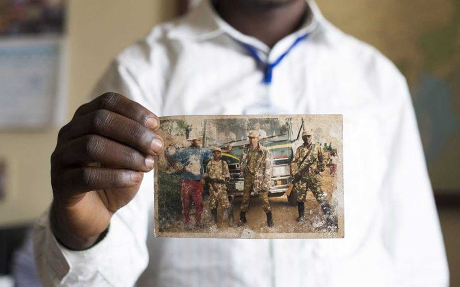 ehemaliger Kindersoldat zeigt ein Foto
