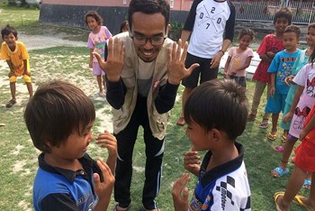 Putu Ardika versucht den Kindern bei der Verarbeitung der schrecklichen Erlebnisse zu helfen. 